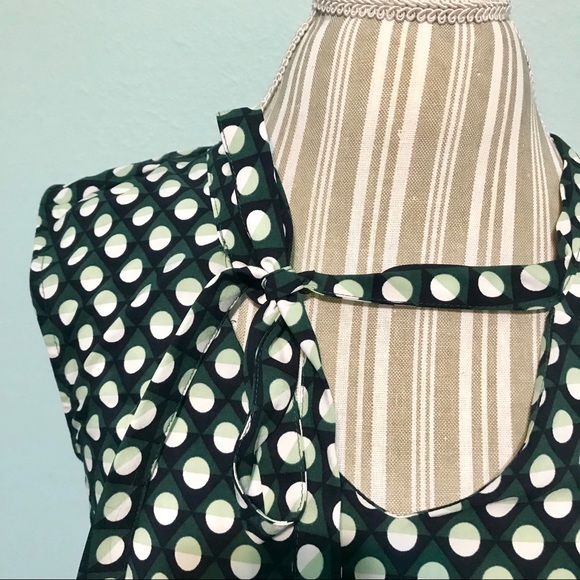 Sleeveless dress top with tie detail - Picture 3 of 7